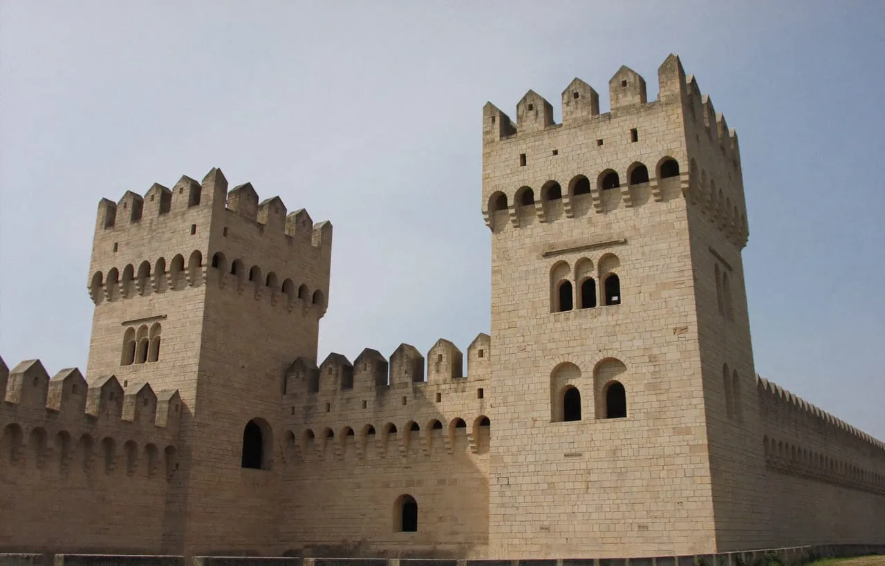 Le double donjon roman de Niort en pierre calcaire